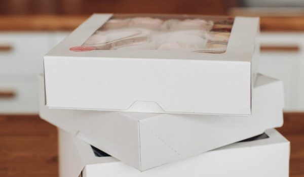 grande-cuisine-lumineuse-placards-blancs-beaucoup-nourriture-sucree-beaucoup-guimauves-dans-boites-blanches grande-cuisine-lumineuse-placards-blancs-beaucoup-nourriture-sucree-beaucoup-guimauves-dans-boites-blanches